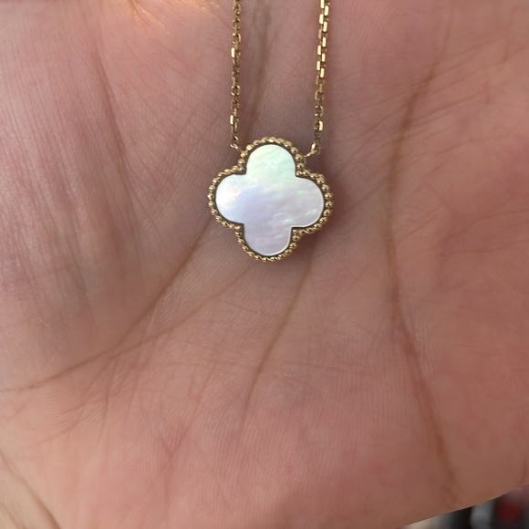 18k mother of pearl clover flower necklace - Picture 7 of 9